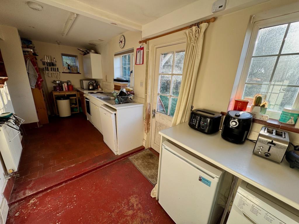 Lot: 83 - A PAIR OF SEMI-DETACHED COTTAGES IN POPULAR LOCATION AND LAND EXTENDING TO APPROX. 1.3 ACRES IN TOTAL - No 2 Kitchen